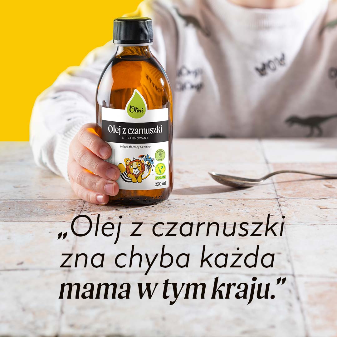 Olej z czarnuszki dla dzieci trzymany przez dziecko
