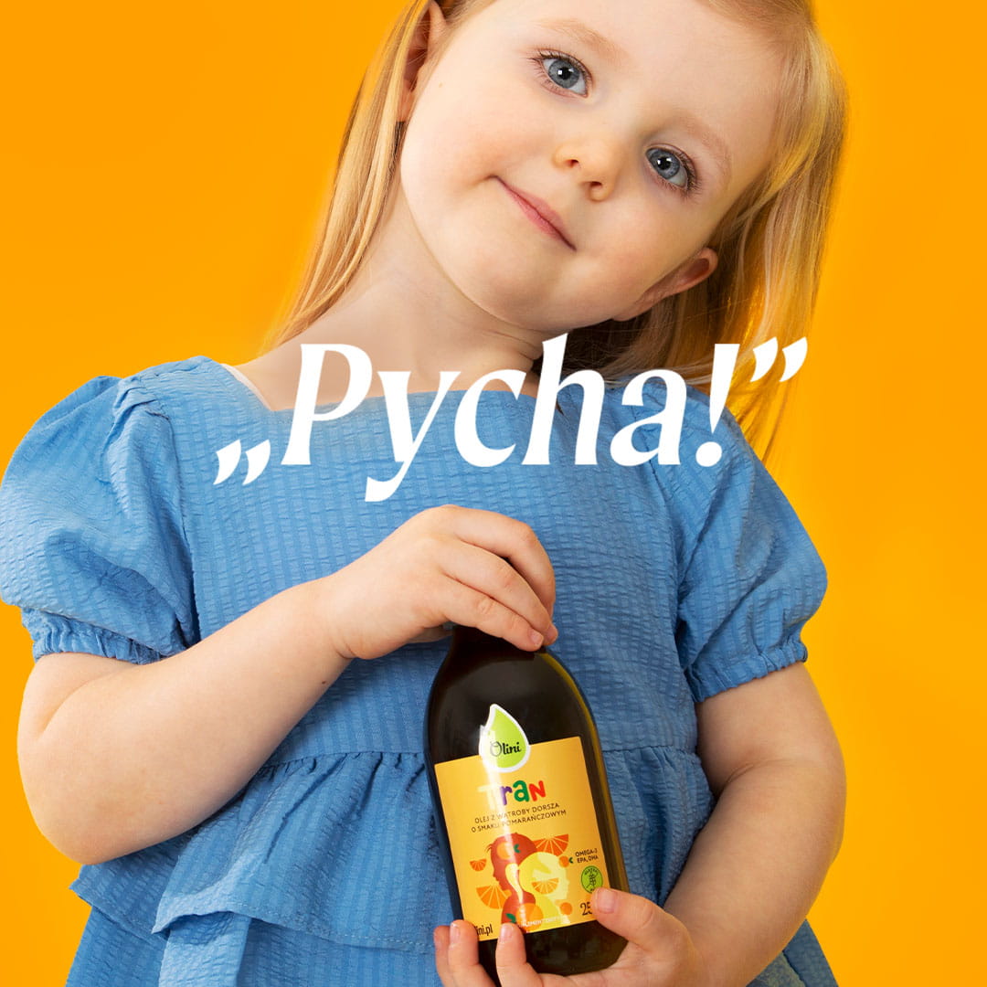 Dziecko trzymające butelkę tranu pomarańczowego