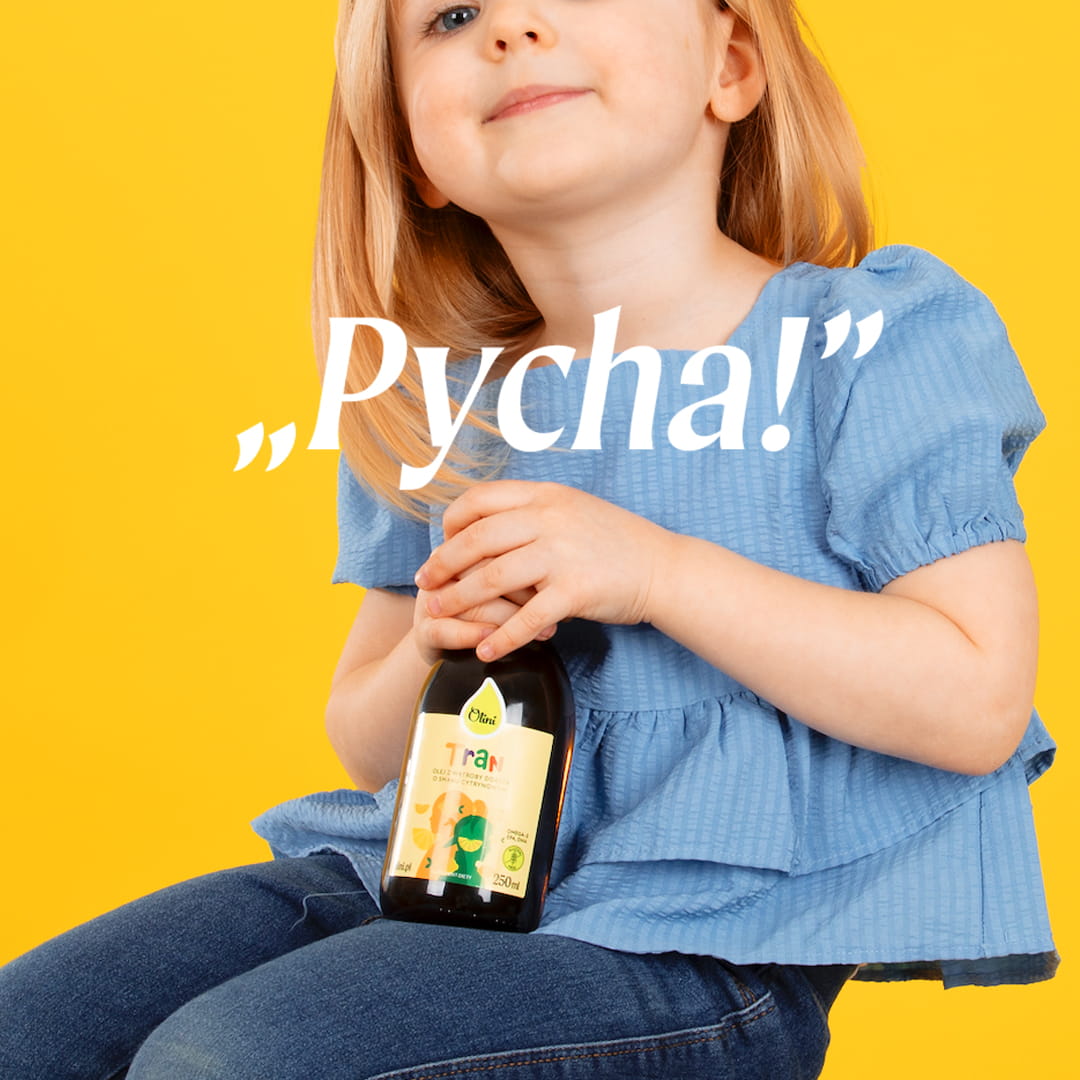 Dziecko trzymające butelkę Tranu cytrynowego Olini